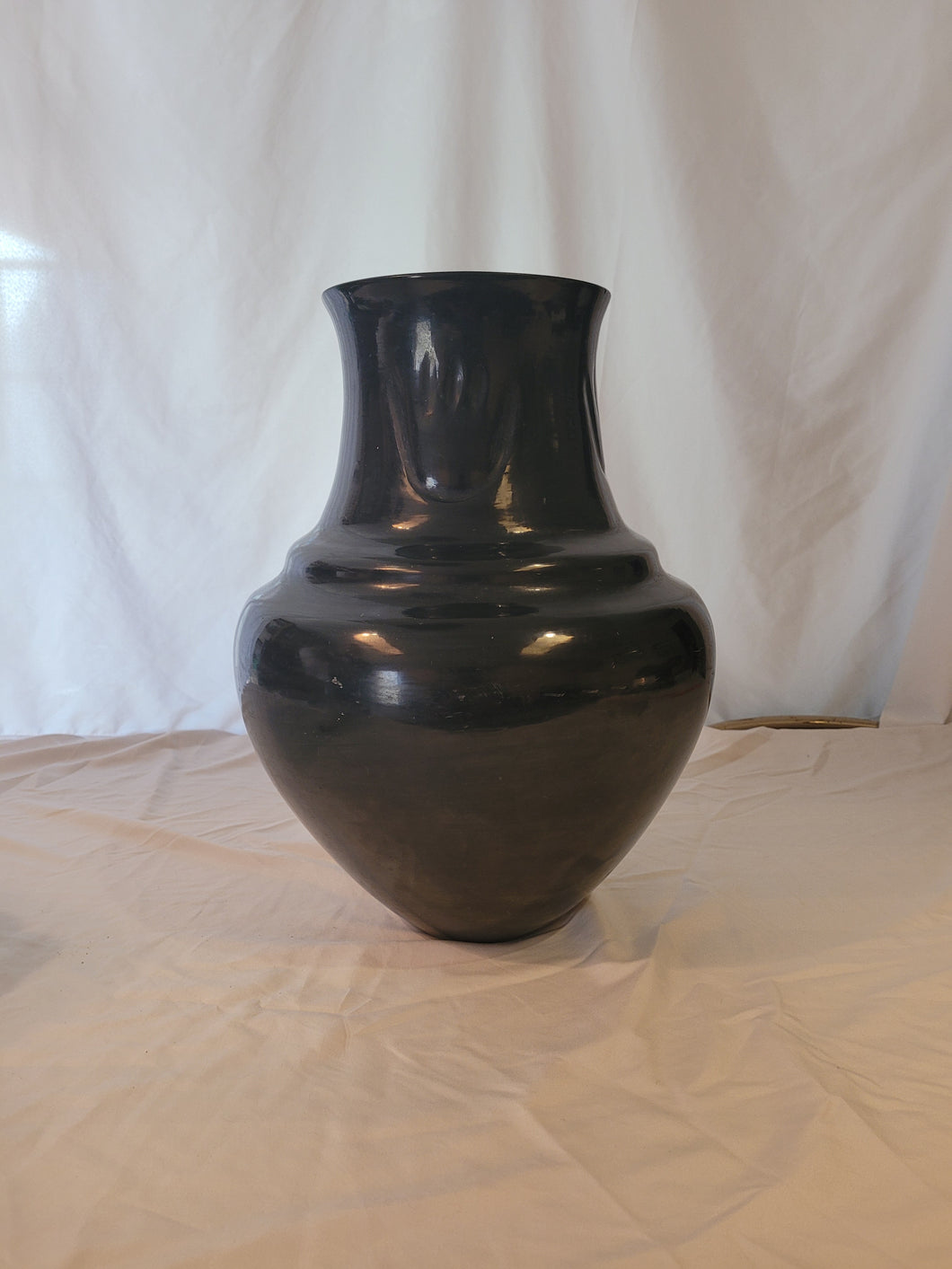 Bear Paw Black Pot by Margaret Tafoya, Santa Clara